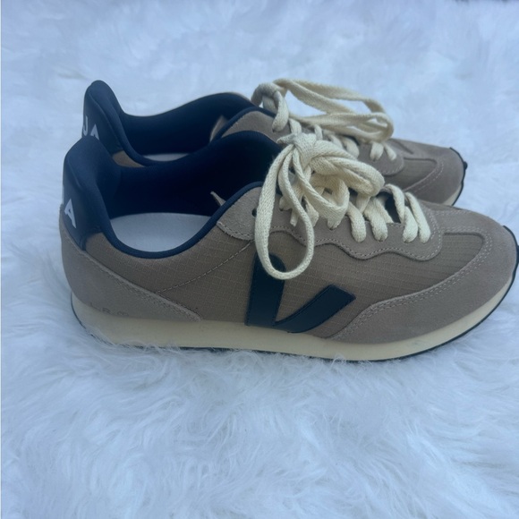 Vera sneakers, great condition!  Size 8.5. - Picture 1 of 6